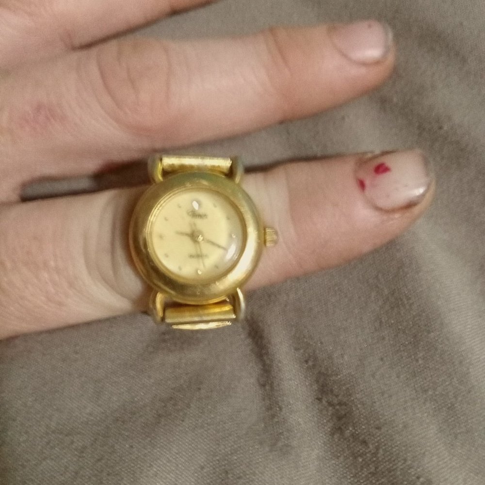 Vintage timex quarts diamond on the hour finger watch ring